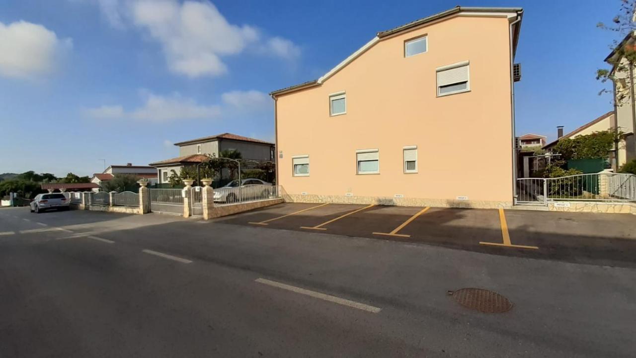 Haus Delphin Apartment Porec Bagian luar foto