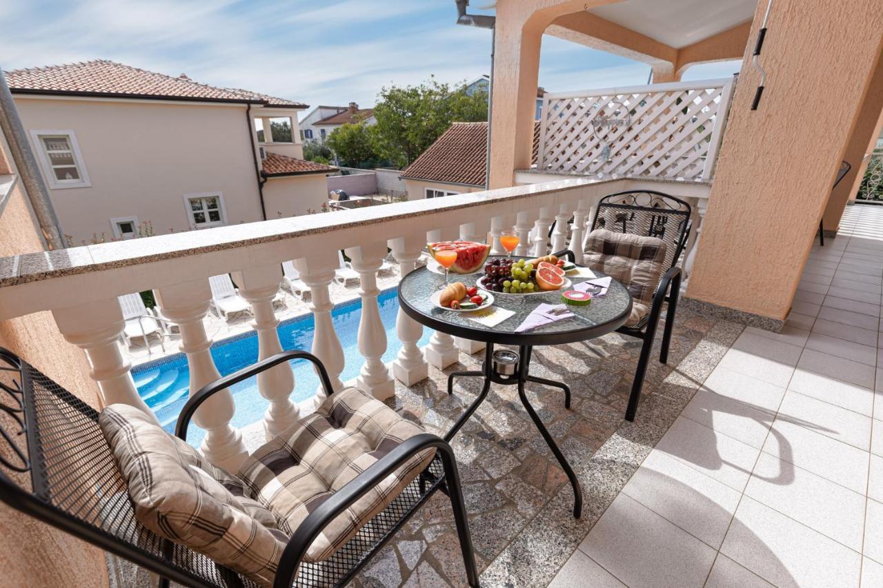 Haus Delphin Apartment Porec Bagian luar foto