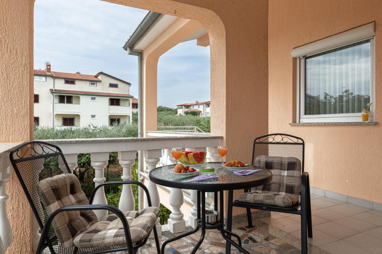 Haus Delphin Apartment Porec Bagian luar foto