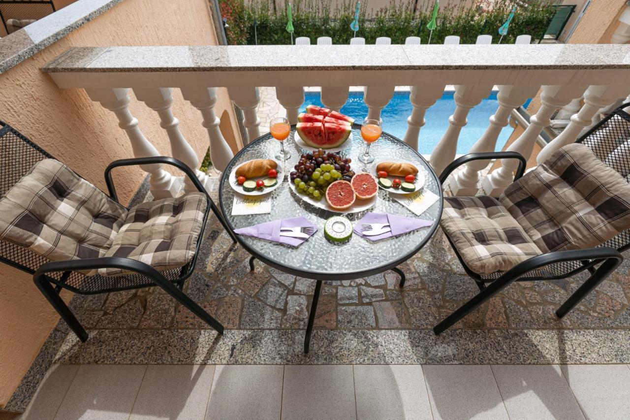 Haus Delphin Apartment Porec Bagian luar foto