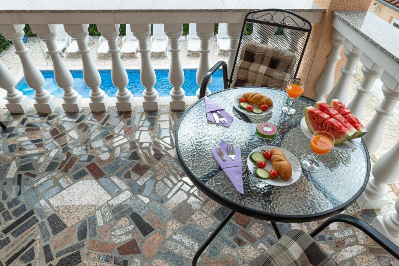 Haus Delphin Apartment Porec Bagian luar foto