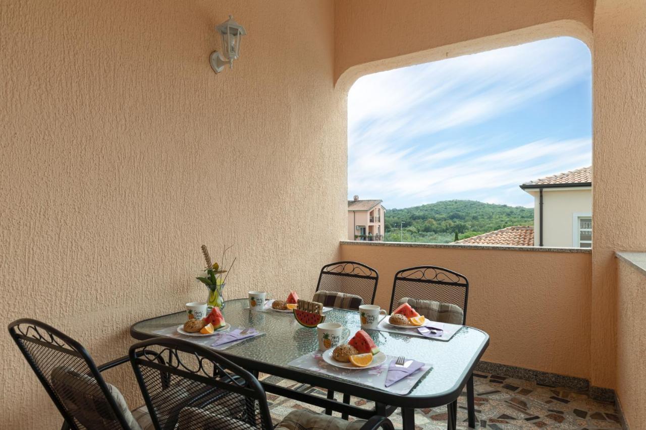 Haus Delphin Apartment Porec Bagian luar foto
